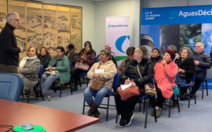 lideres-vecinales-aprenden-sobre-el-recambio-de-medidores-y-su-cuidado-en-taller-de-aguas-decima-260526123335